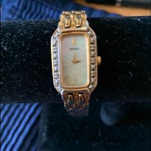 Ladies Seiko Dress Watch gold-tone w/6 sm Diamonds